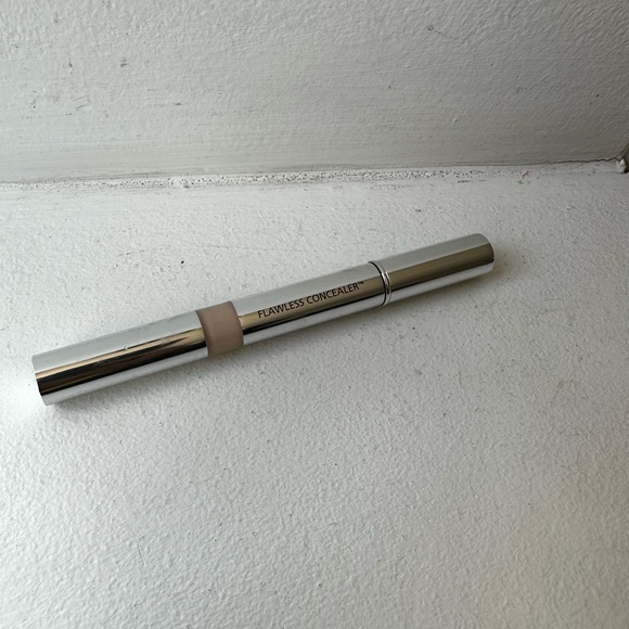 Vintage Trish McEvoy Flawless Concealor 1 - Picture 2 of 3